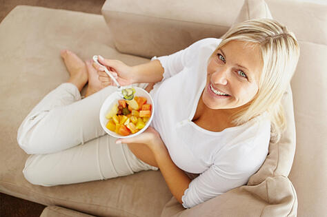 Woman_eating_salad